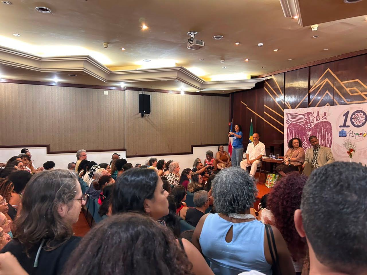 A altera&ccedil;&atilde;o ocorreu ap&oacute;s a lota&ccedil;&atilde;o m&aacute;xima registrada durante a mesa que reuniu a escritora Ana Maria Gon&ccedil;alves, autora de Um Defeito de Cor. | Foto: Liven Paula/Aratu On
