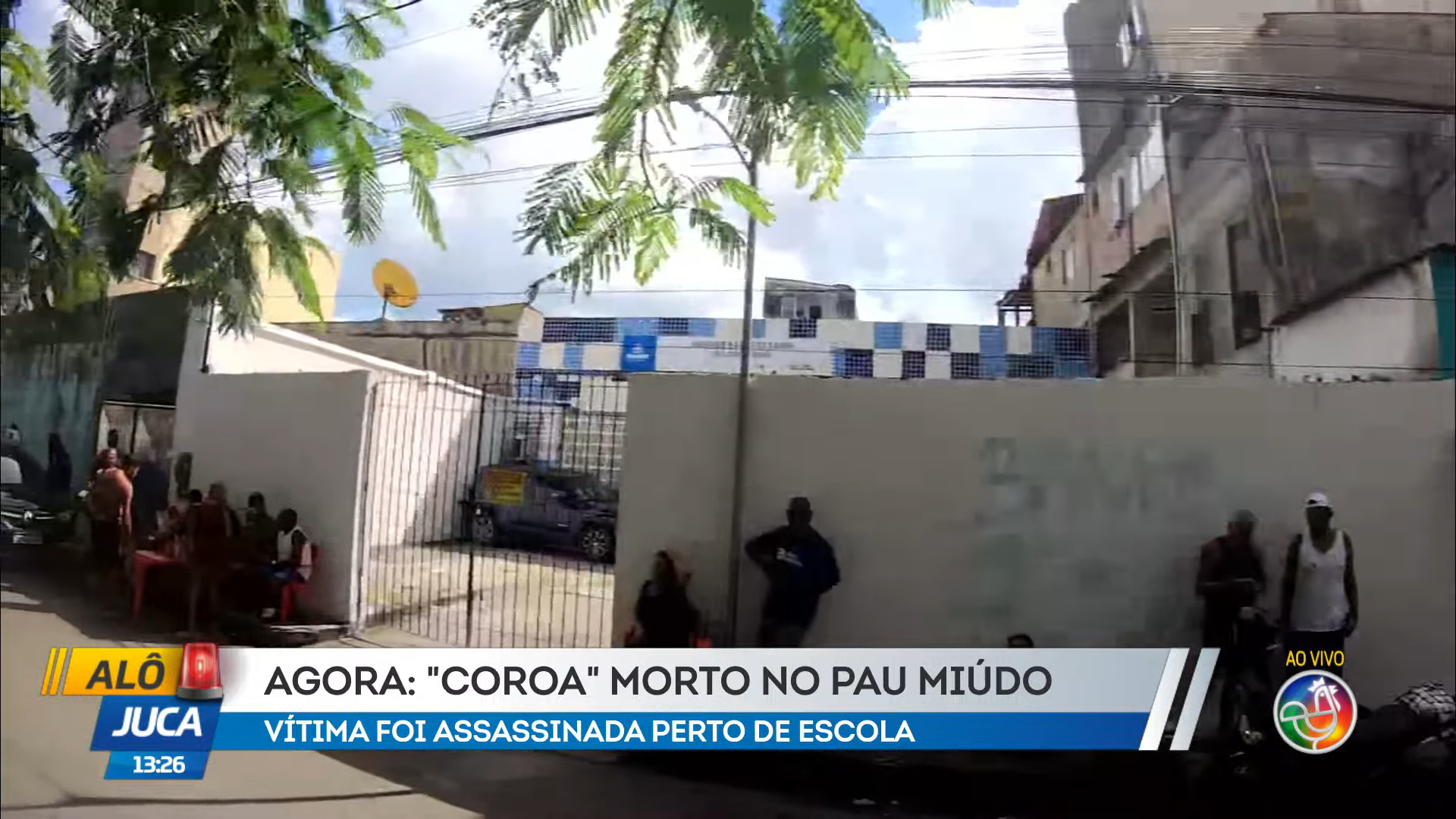 Um homem foi morto a tiros no bairro de Pau Mi&uacute;do, em Salvador, no in&iacute;cio da tarde desta quinta-feira (14). | Foto: Reprodu&ccedil;&atilde;o/TV Aratu