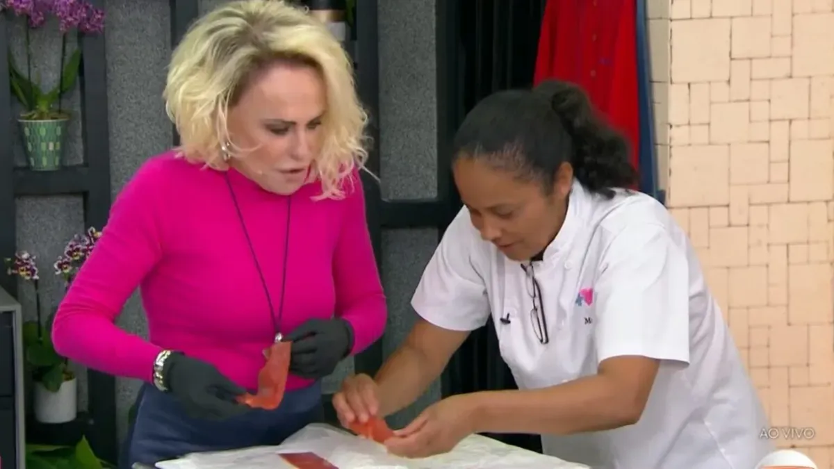 Durante o preparo de uma receita, Ana Maria Braga protagonizou uma cena desconfortável ao dar uma bronca em uma cozinheira. | Foto: Reprodução/Globoplay