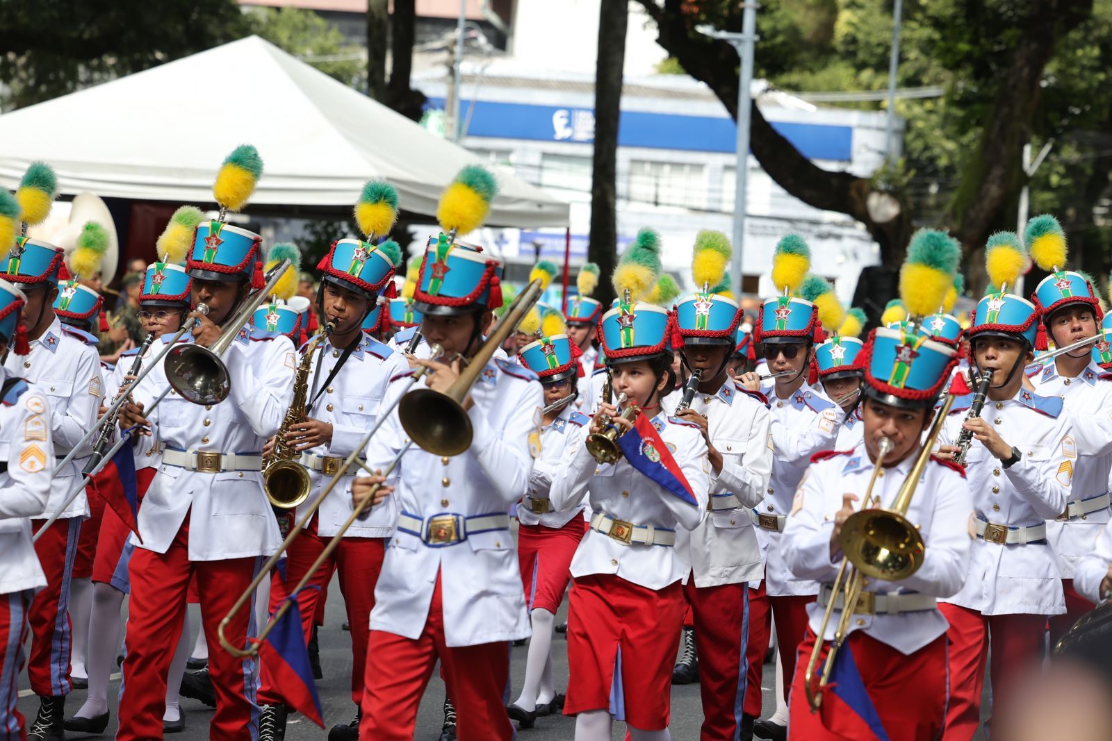 O desfile tamb&eacute;m conta com a participa&ccedil;&atilde;o de escolas, fanfarras e estudantes das redes estadual e municipal de ensino. | Foto: Jo&aacute; Souza/GOVBA