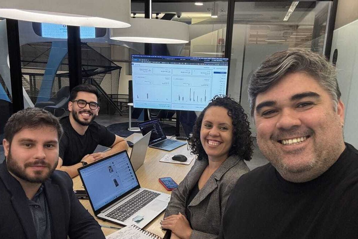 Parque da equipe do Hiperbanco e Cesar Ivan, à direita. Foto: Reprodução / Hiperbanco