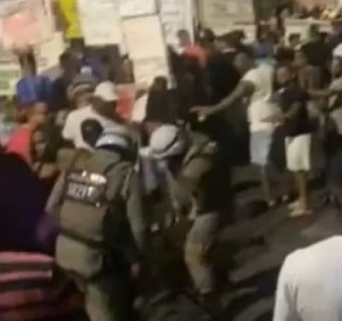 Imgem da agressão de PMs a soldado do exército | Foto: redes sociais