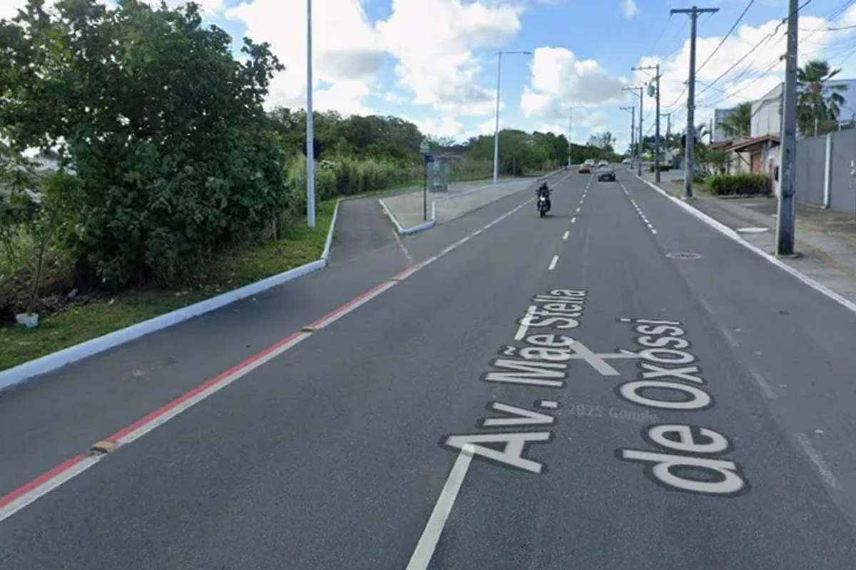 Homem &eacute; morto a tiros durante assalto em Salvador, na Avenida M&atilde;e Stella de Ox&oacute;ssi, em Itapu&atilde;. Foto: Google Maps