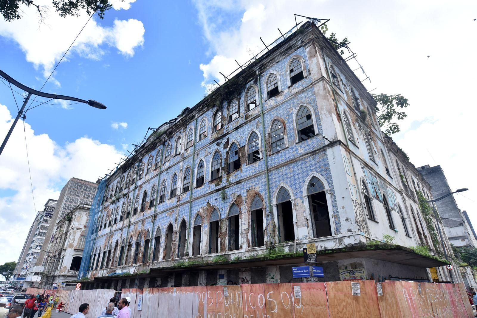 Imagem do antigo Casarão dos Azulejos antes de reforma que culminou na construção da Cidade da Música, no Comércio | Foto: Max Haack/Secom