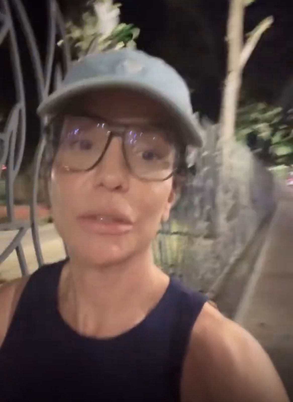 A cantora Ivete Sangalo caminhou sozinha, na noite desta quarta-feira (17), na Praça do Campo Grande. | Foto: Redes Sociais