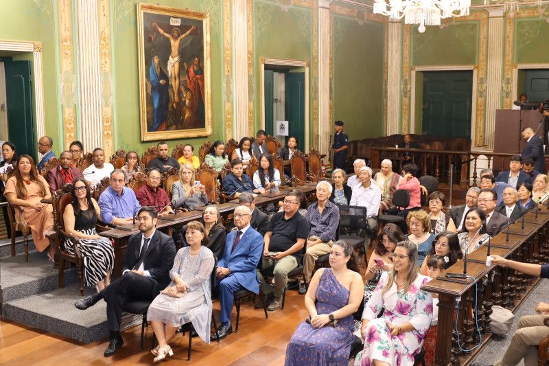 Autoridades, familiares e amigos presentes no Plenário Cosme de Farias. Foto: Antônio Queirós