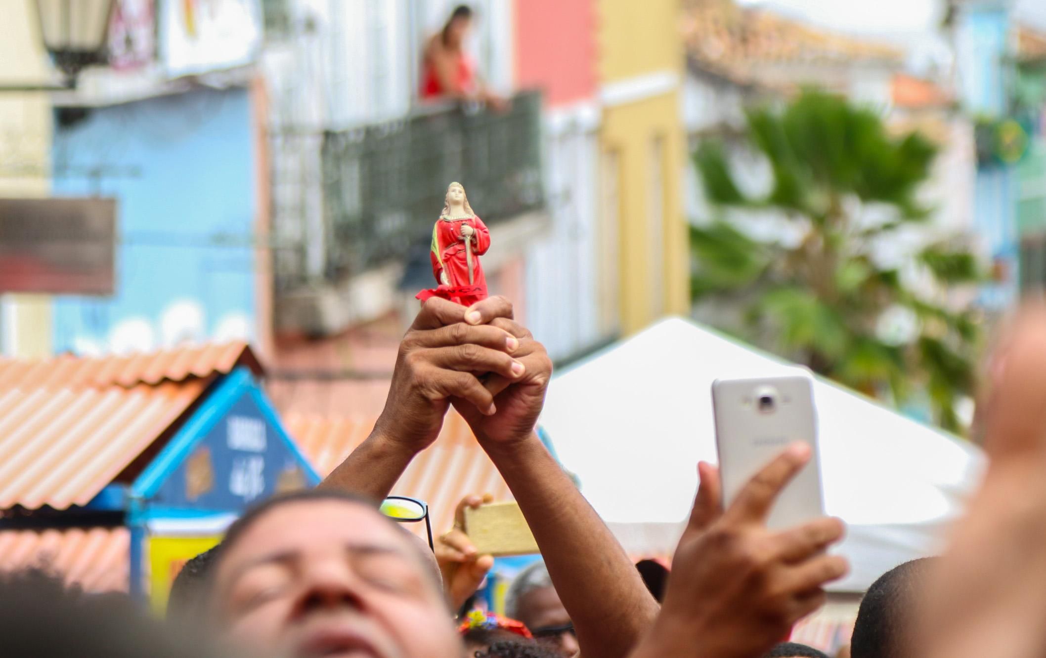 A celebração, realizada no Centro Histórico de Salvador, reúne fé, sincretismo religioso e expressões da cultura afro-brasileira. | Foto: Bruno Concha/Ascom PMS