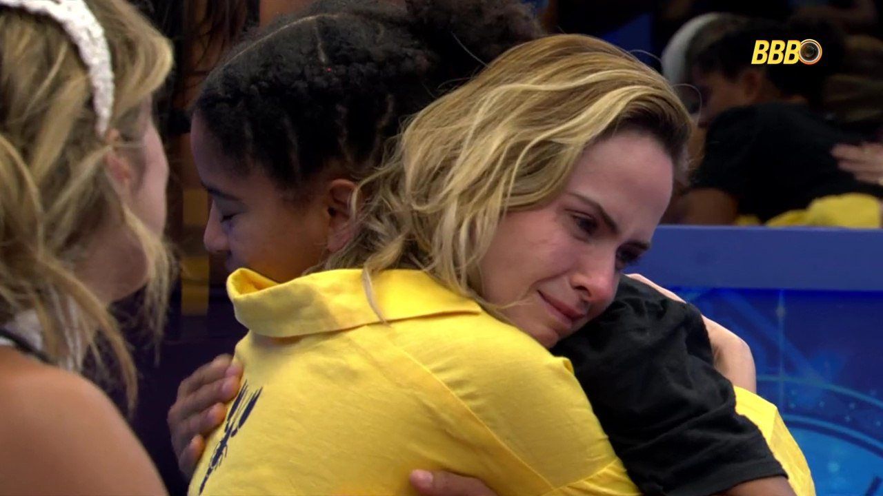 Mais tarde, no Quarto Sonho de Eternidade, Ana Paula chorou ao comentar o epis&oacute;dio com aliados. | Foto: Gshow