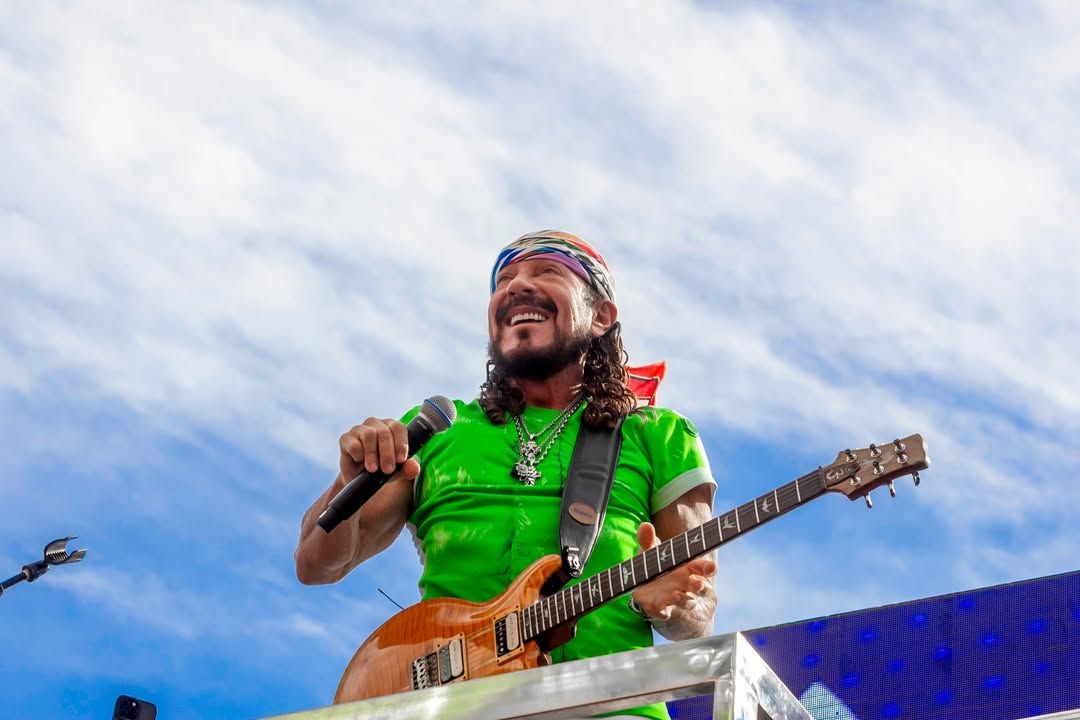 Cantor, compositor, produtor e multi-instrumentista, Bell Marques ganhou proje&ccedil;&atilde;o como vocalista do&nbsp;Chiclete com Banana. | Foto: Redes Sociais