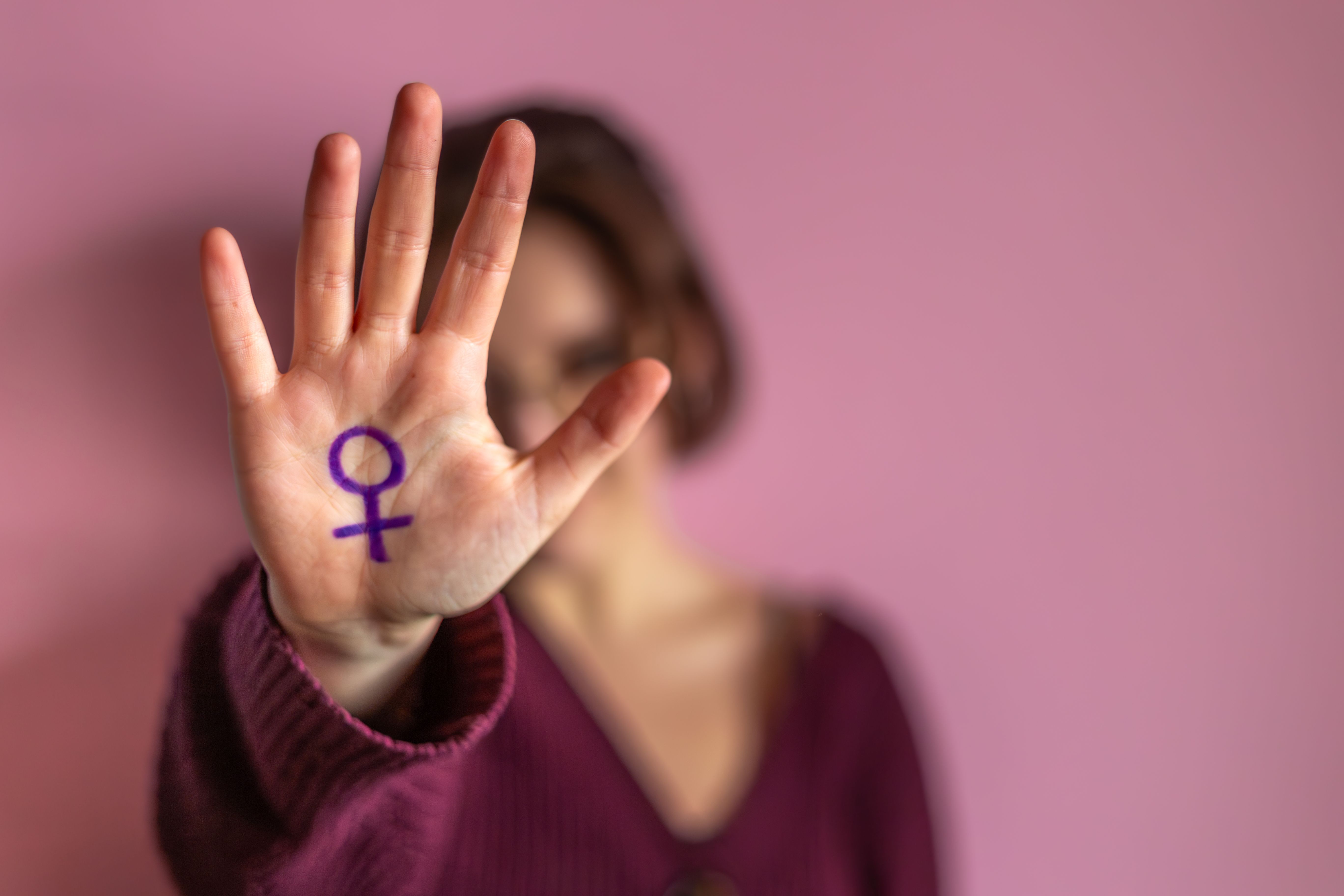 A proposta busca equiparar a misoginia &mdash; definida como o &oacute;dio, desprezo ou avers&atilde;o &agrave;s mulheres &mdash; ao crime de racismo. | Foto: Ilustrativa/FreePik