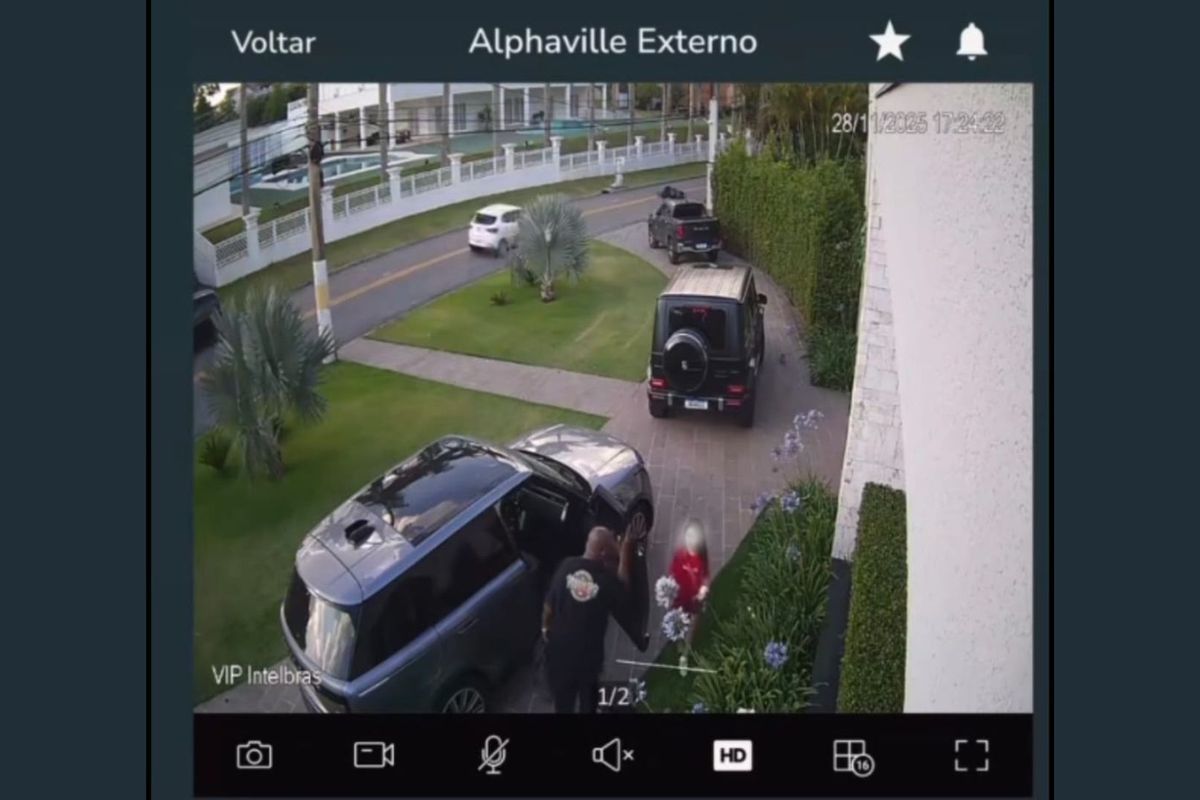 Imagem da câmera de segurança do condomínio de Deolane Bezerra mostra passagem de carro branco. Foto: Reprodução / Instagram @deolane