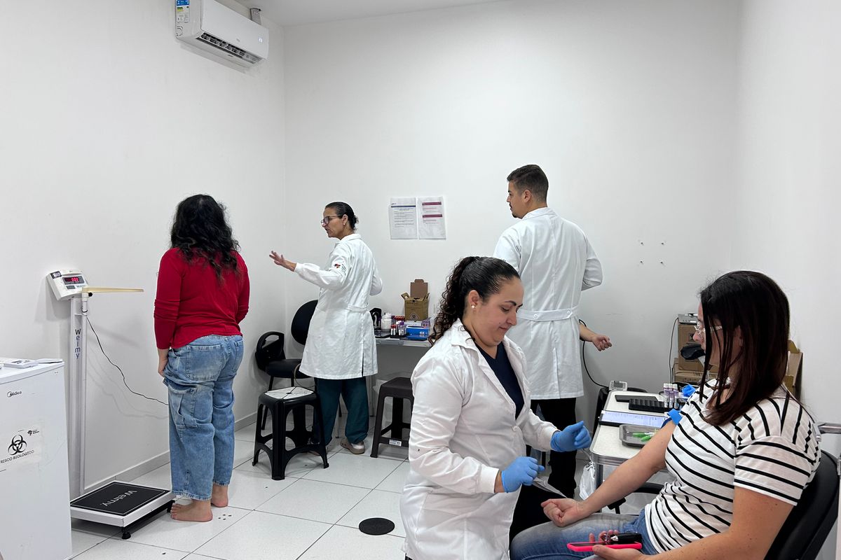 Coleta de amostra e acompanhamento de sa&uacute;de de volunt&aacute;rios do projeto gen-t do Brasil. Foto: Fernanda Magalh&atilde;es