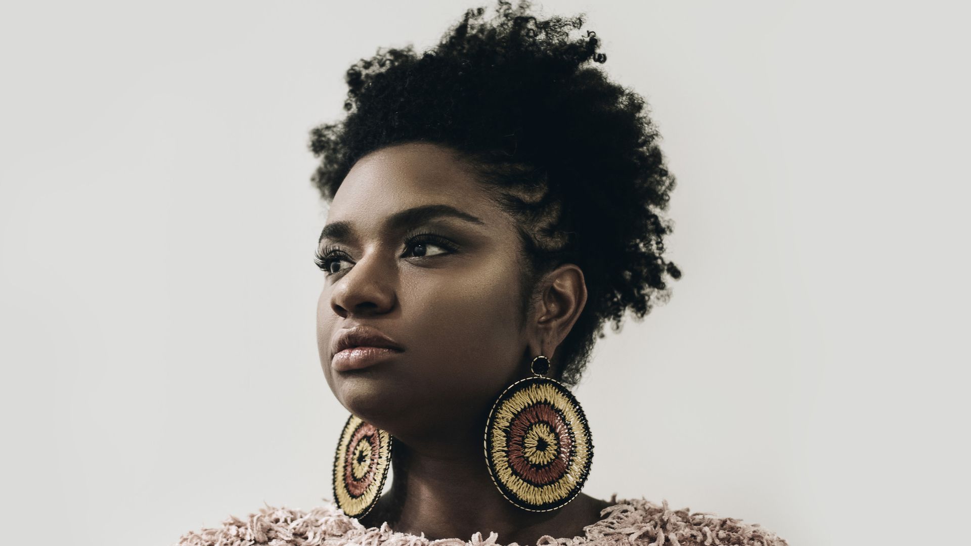 Com um repertório que dialoga com diferentes públicos, Ellen Oléria foi a primeira vencedora do The Voice Brasil. | Foto: Redes Sociais