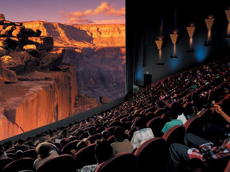 Nas salas IMAX, a tela ocupa praticamente todo o campo de visão do espectador e possui formato levemente curvo. | Foto: Divulgação