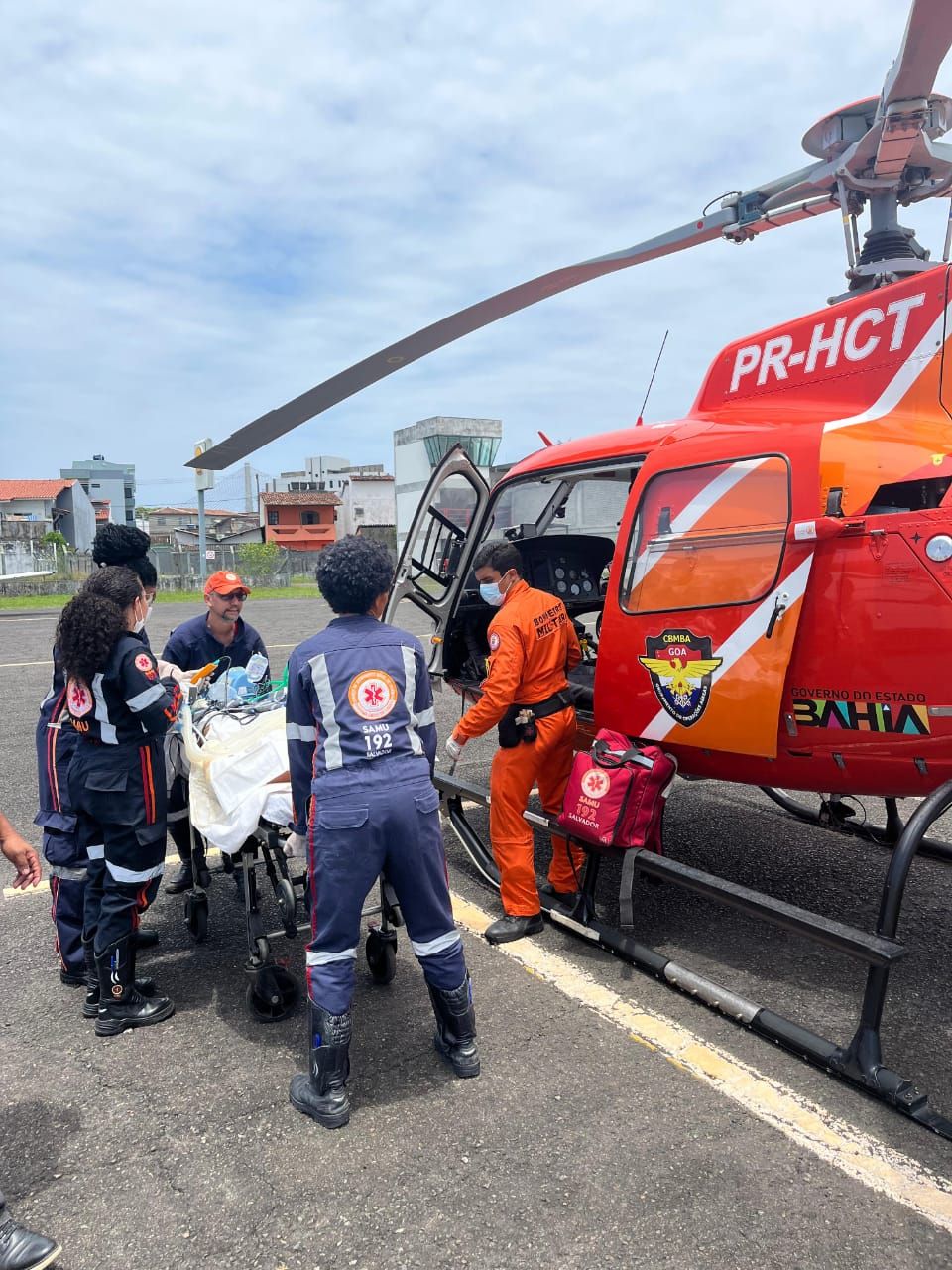 Uma das v&iacute;timas feridas em uma explos&atilde;o no munic&iacute;pio de Uru&ccedil;uca, no sul da Bahia, foi resgatada de helic&oacute;ptero. | Foto: Corpo de Bombeiros