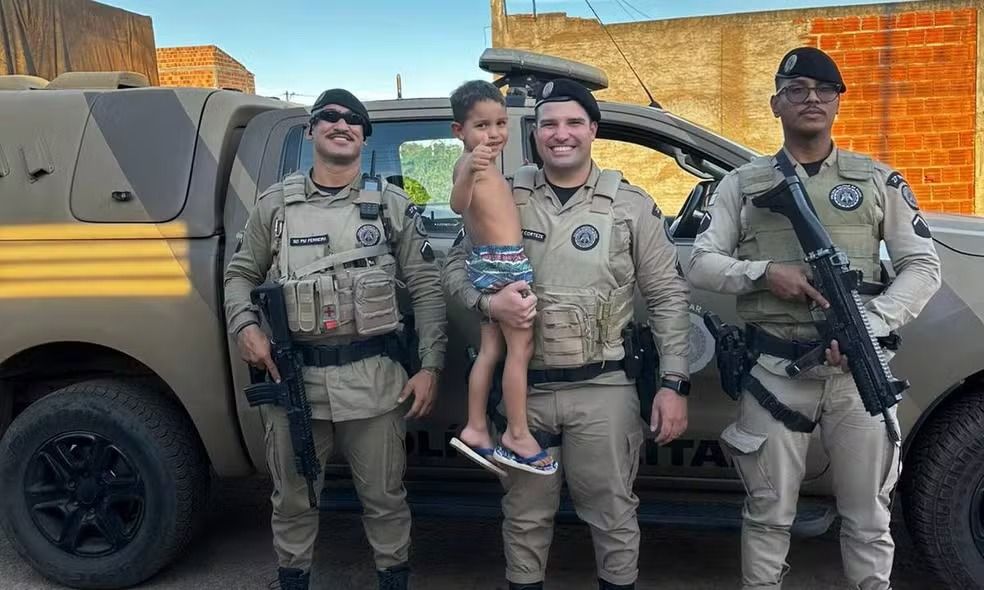 A crian&ccedil;a, identificada como Henry, brincava com outras crian&ccedil;as na rua quando decidiu se esconder na parte inferior do ve&iacute;culo. | Foto: Redes Sociais