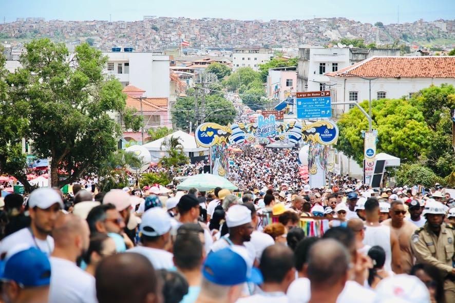 Todos os anos, fiéis vestidos de branco caminham até o templo, onde promessas, agradecimentos e pedidos são depositados. | Foto: Lucas Moura/Secom