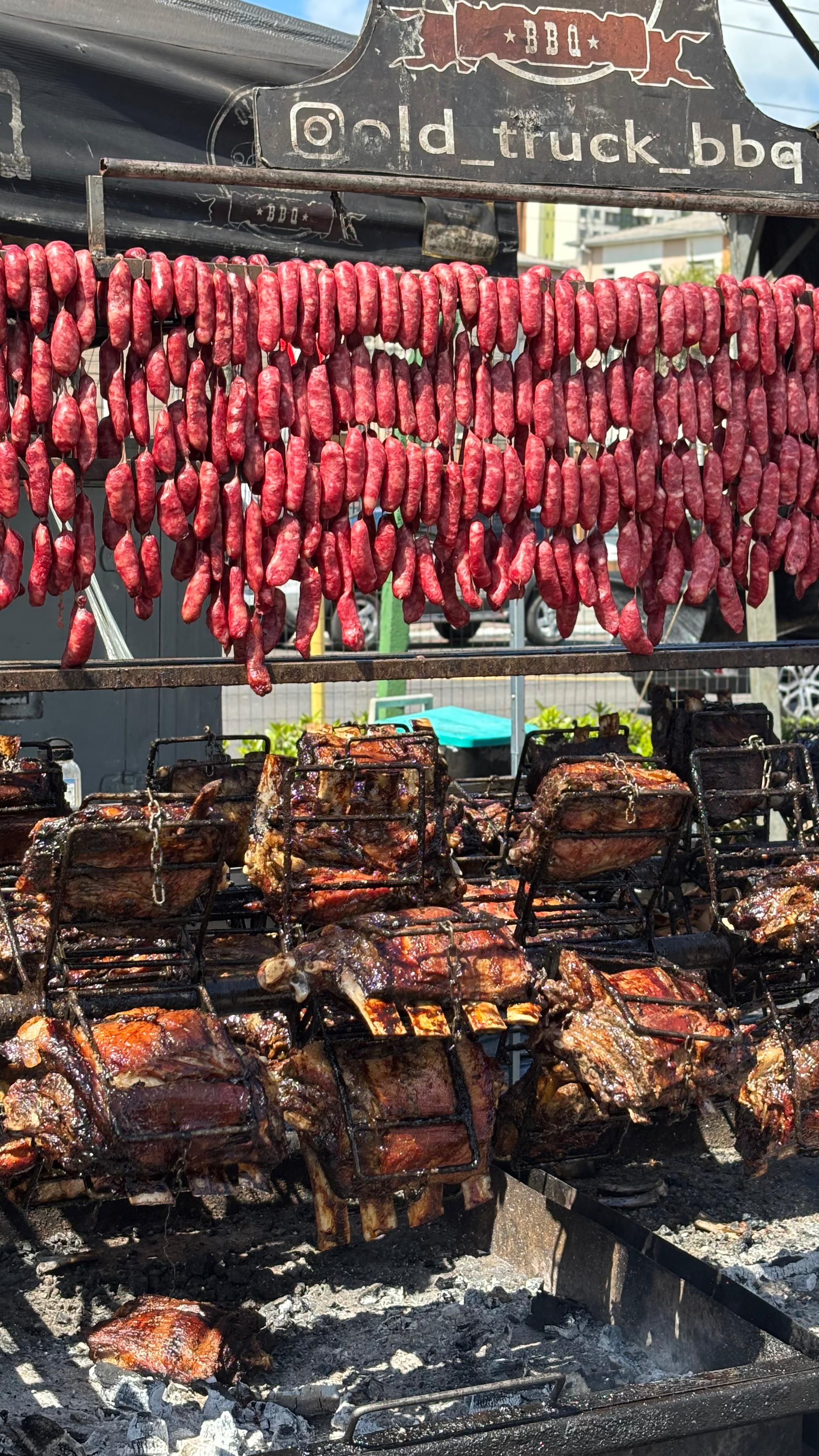 Também estarão disponíveis pratos como costela fogo de chão, baião de dois, feijão tropeiro, hambúrgueres com torresmo ou shimeji. | Foto: Divulgação