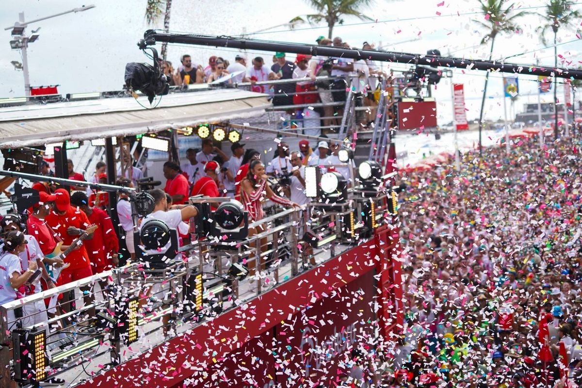 Ivete Sangalo à frente do Bloco Coruja, no Circuito Dodô (Barra-Ondina). Foto: @carollevy.fotografia Ag. F. Pontes