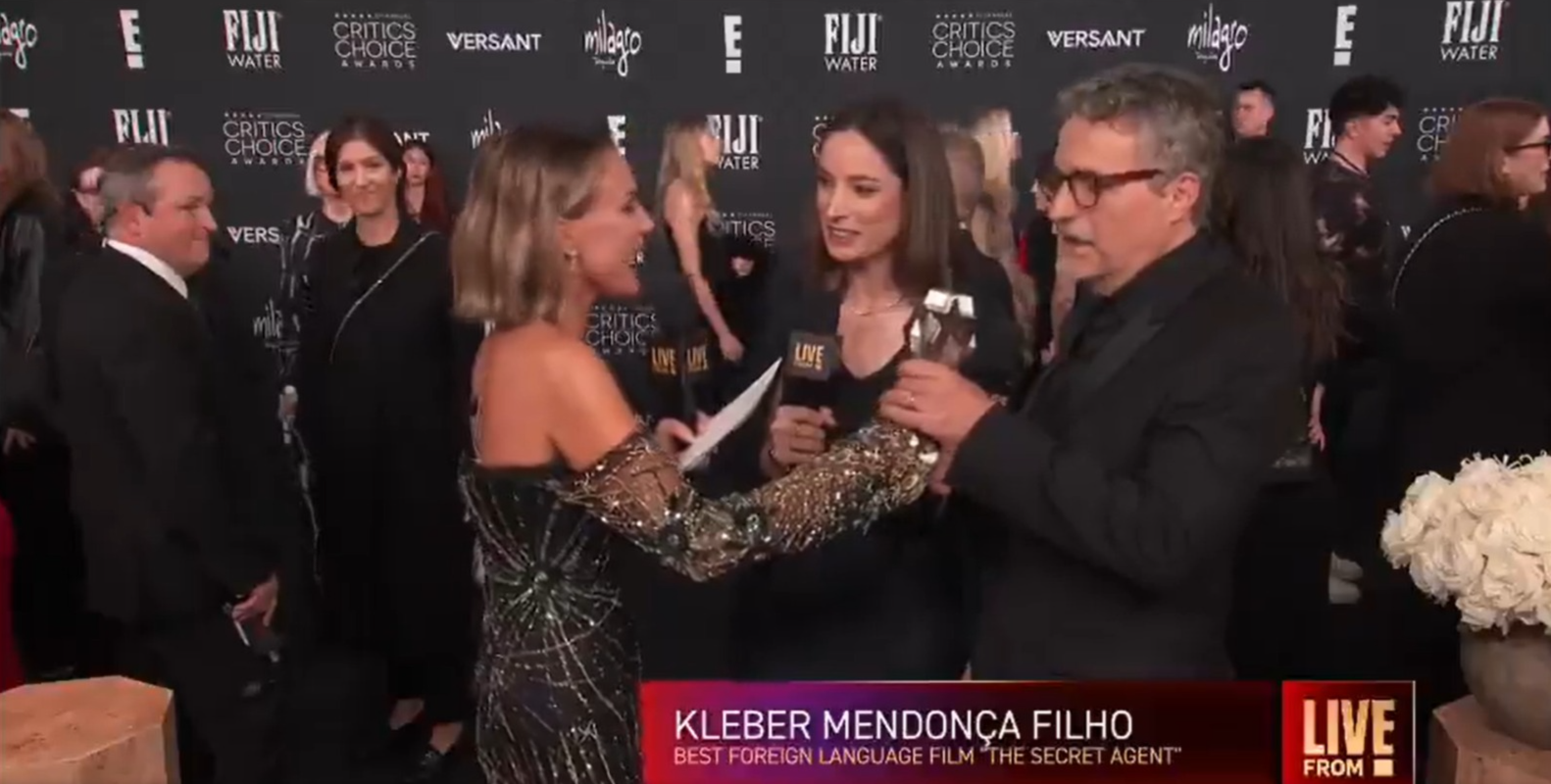 O resultado foi comunicado no tapete vermelho, enquanto o diretor concedia entrevista ao lado da produtora Emilie Lesclaux. | Foto: Redes Sociais/E!