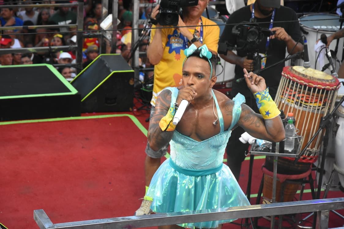 esta segunda-feira de carnaval, o vocalista Bruno Magnata, de La Fúria comanda a atracação. | Foto: Sandro Honorato/Ag. F Pontes