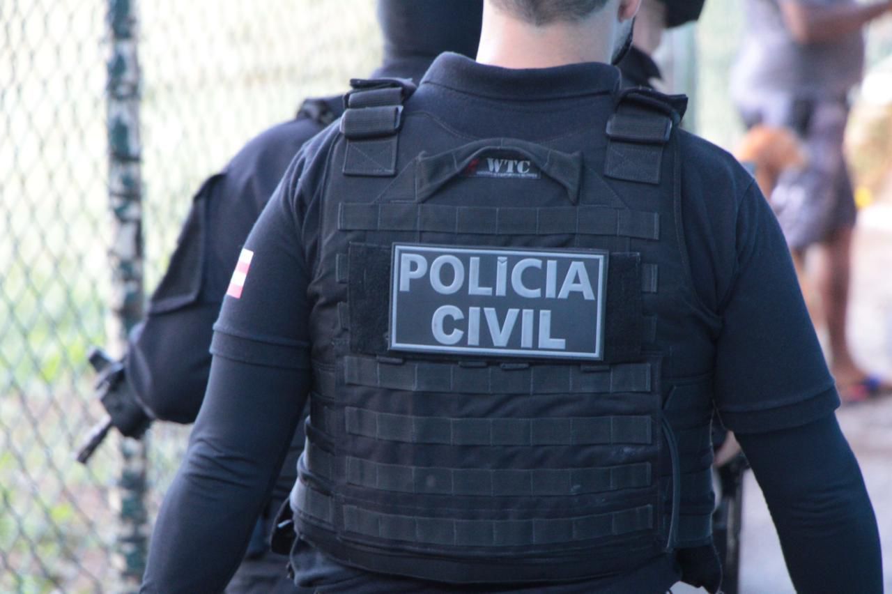 Segundo o relato do suspeito, com a ajuda de dois amigos, ele enrolou o corpo em uma lona preta e deixou em um boqueir&atilde;o. | Foto: Pol&iacute;cia Civil/Ascom