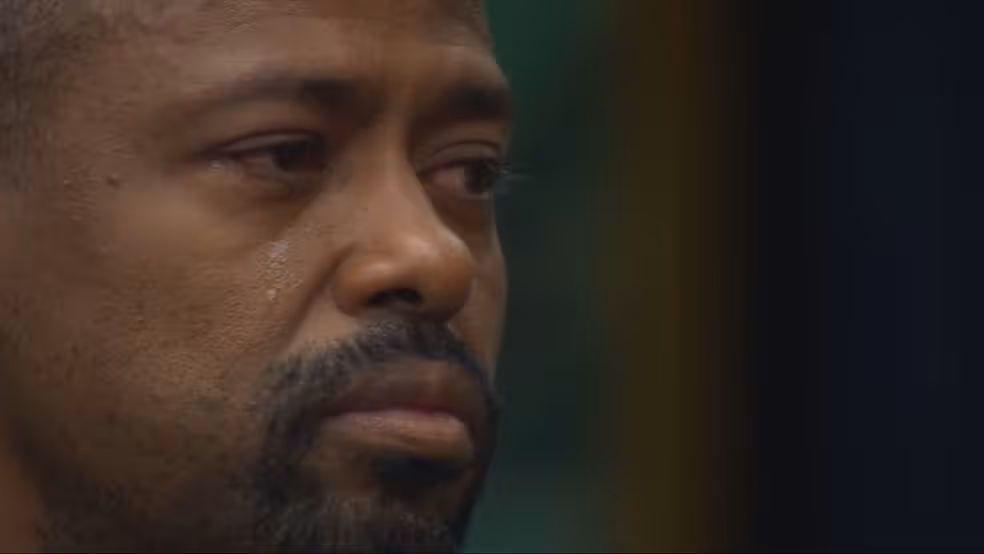 O brother ficou encarando o Bot&atilde;o de Desist&ecirc;ncia do reality por cerca de 15 minutos, na sala da casa. | Foto: Gshow