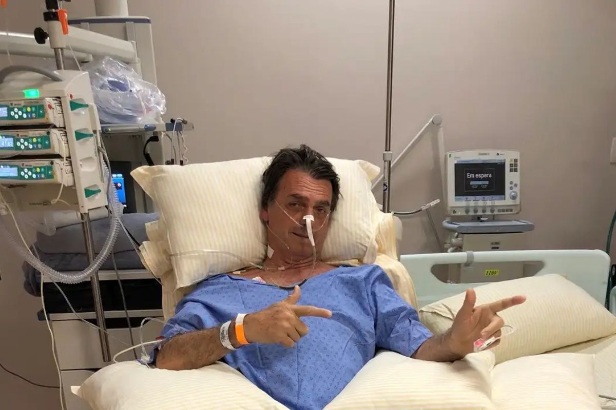 O ex-presidente Jair Bolsonaro voltou para o quarto, nesta quarta-feira (31) ap&oacute;s ser submetido a uma cirurgia de emerg&ecirc;ncia para conter uma crise de solu&ccedil;os. Foto: Redes Sociais