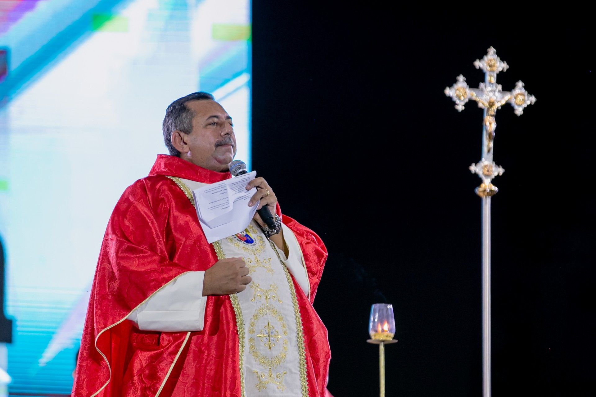 Em dezembro de 2024, o padre Antônio repercutiu nas redes sociais após criticar a simbologia do Papai Noel. | Foto: Redes Sociais