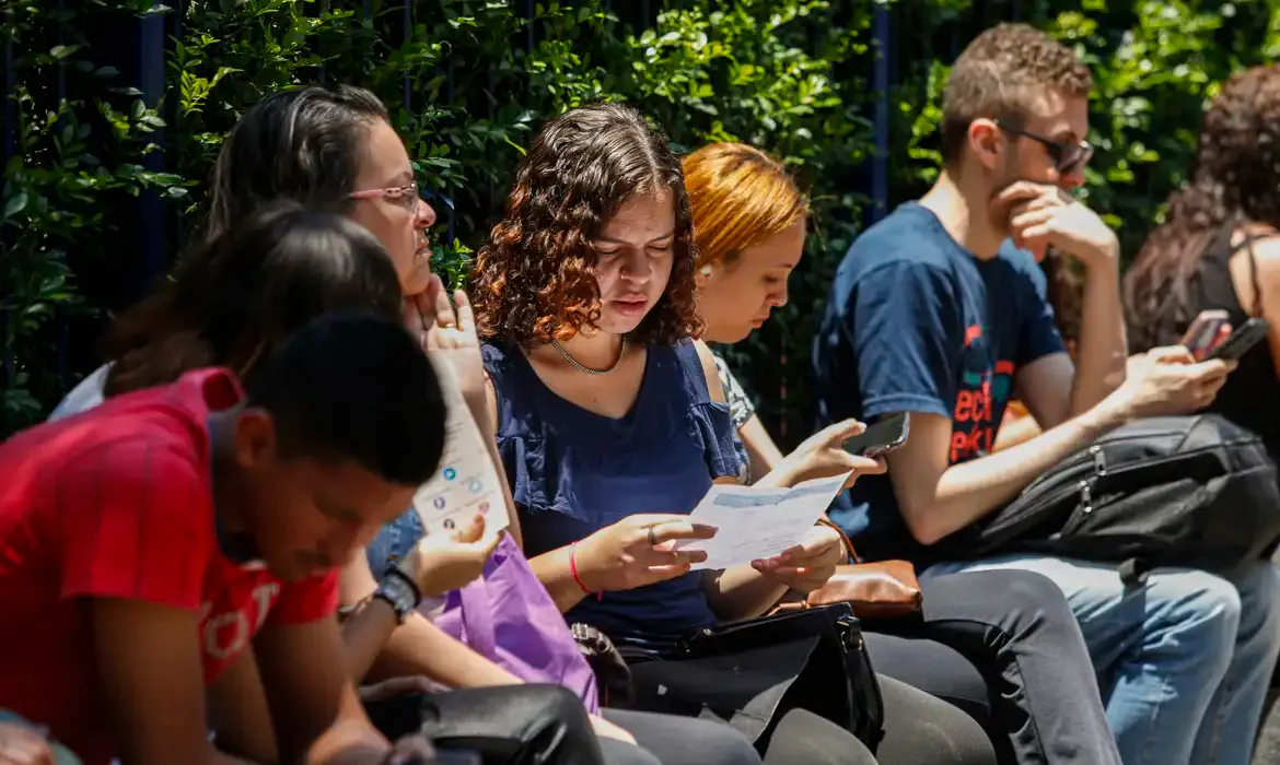37% dos estudantes do ensino fundamental e médio utilizaram IA nos três meses que antecederam a pesquisa. Foto: Paulo Pinto / Agência Brasil