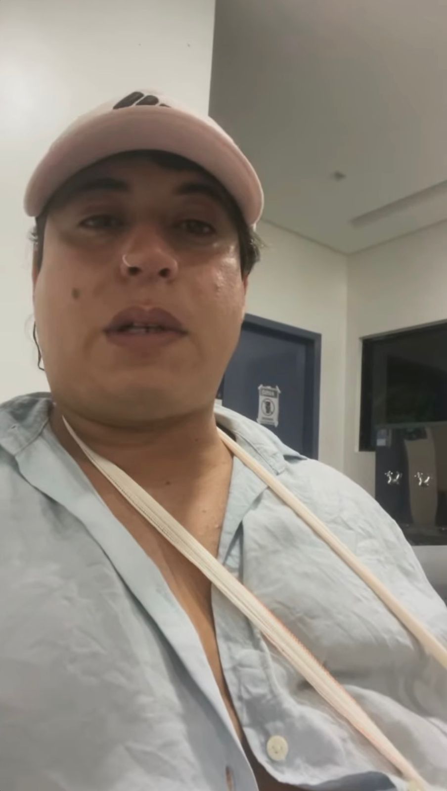 Em v&iacute;deos publicados nas redes sociais, Erick afirmou que teve o bra&ccedil;o quebrado. | Foto: Redes Sociais