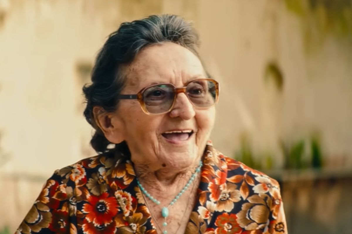 Dona Sebastiana, interpretada pela atriz T&acirc;nia Maria, no filme O Agente Secreto. Foto: Divulga&ccedil;&atilde;o