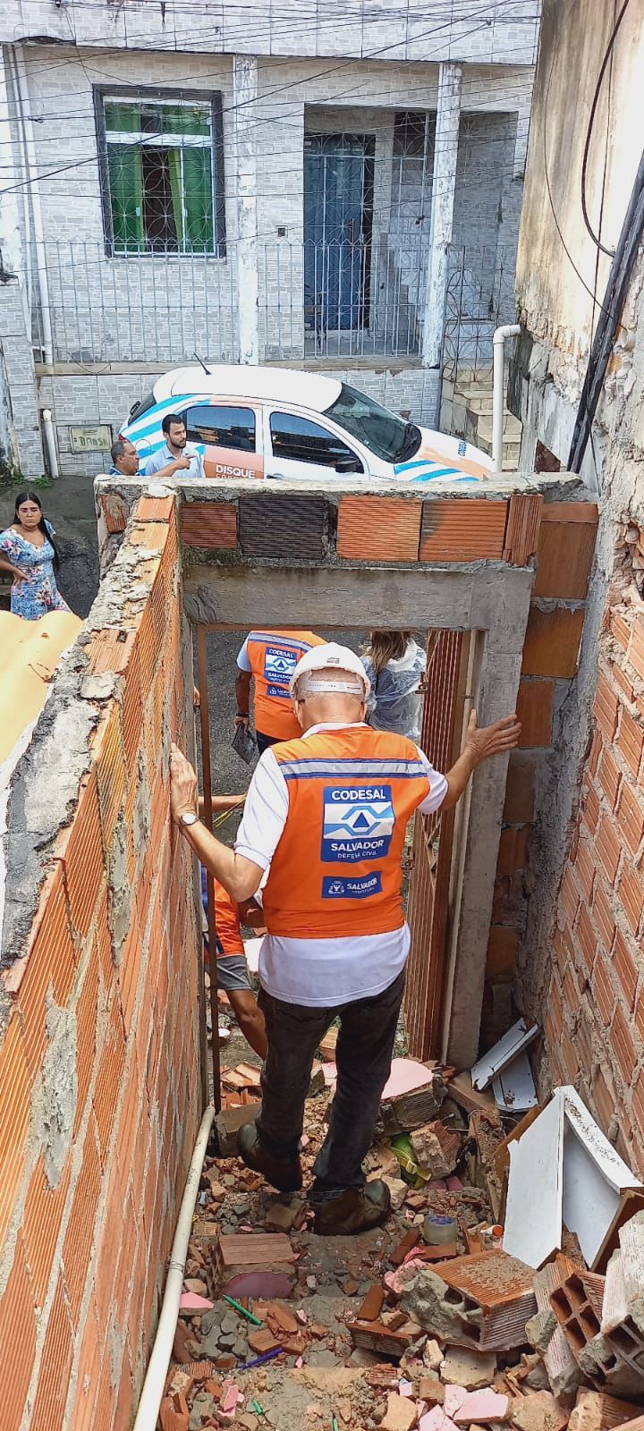 As equipes tamb&eacute;m orientaram os moradores sobre o acesso a benef&iacute;cios socioassistenciais, como o Aux&iacute;lio-Moradia e o Aux&iacute;lio-Emerg&ecirc;ncia. | Foto: Divulga&ccedil;&atilde;o