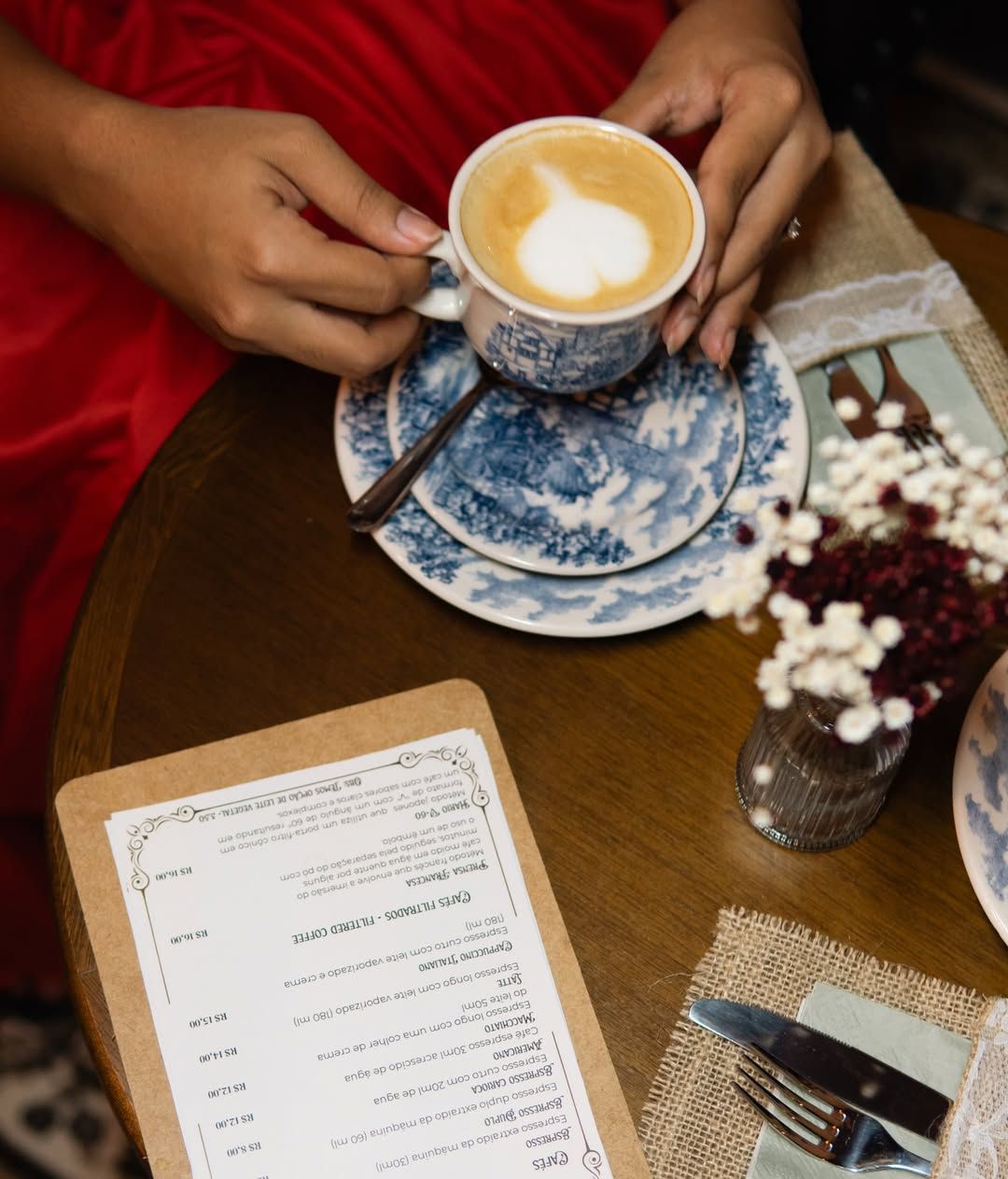 A cafeteria aposta em um ambiente inspirado em casas de campo inglesas. | Foto: Redes Sociais/@littleenglandcafe