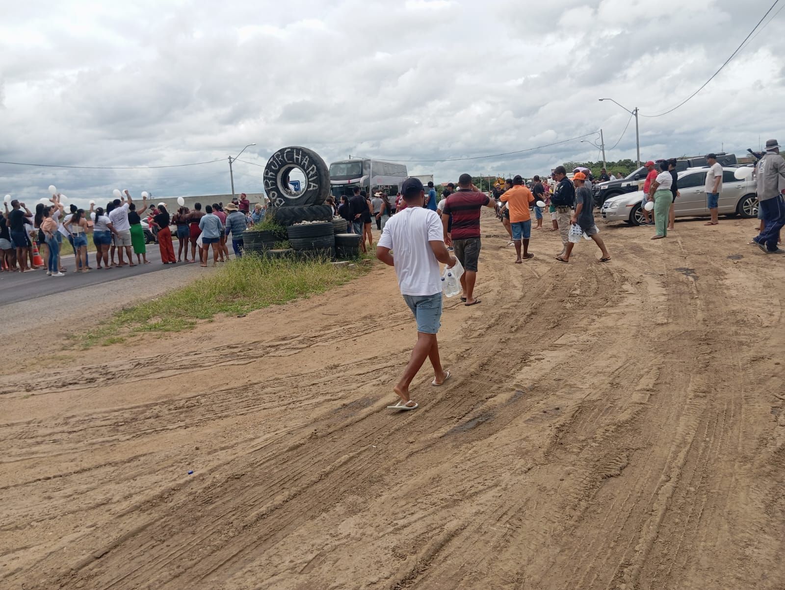 De acordo com a Pol&iacute;cia Rodovi&aacute;ria Federal (PRF), a interdi&ccedil;&atilde;o ocorre no sentido decrescente da pista. | Foto: Leitor Aratu On