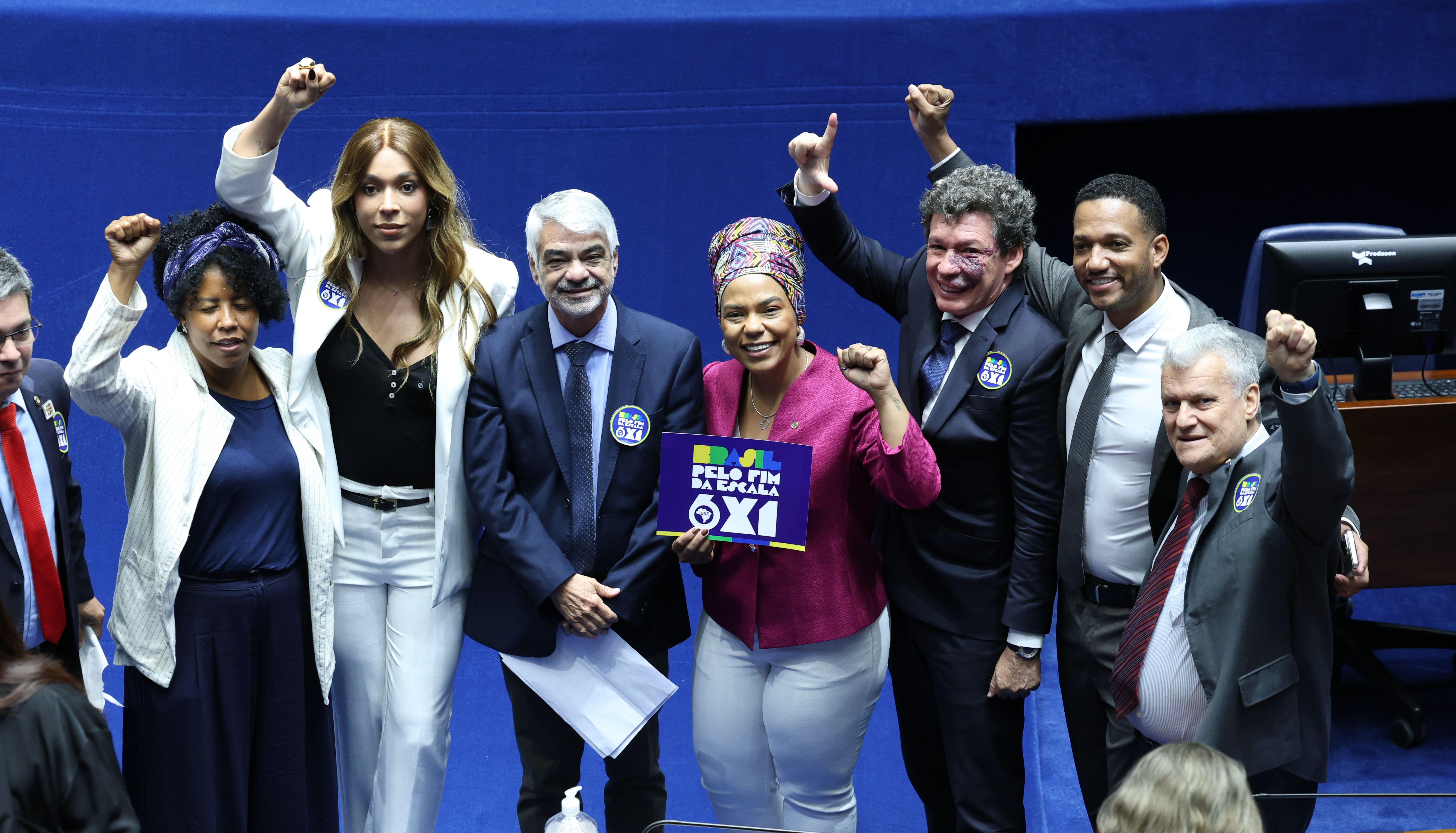 A PEC pro&iacute;be a redu&ccedil;&atilde;o dos sal&aacute;rios em raz&atilde;o da diminui&ccedil;&atilde;o da jornada. | Foto: Lula Marques/Ag&ecirc;ncia Brasil