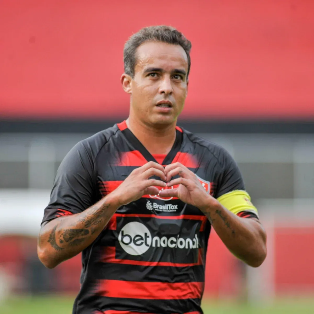 O ex-jogador do Vit&oacute;ria Jadson foi liberado neste domingo (9), um dia ap&oacute;s ser preso em flagrante no Paran&aacute; por suspeita de viol&ecirc;ncia dom&eacute;stica. | Foto: EC Vit&oacute;ria