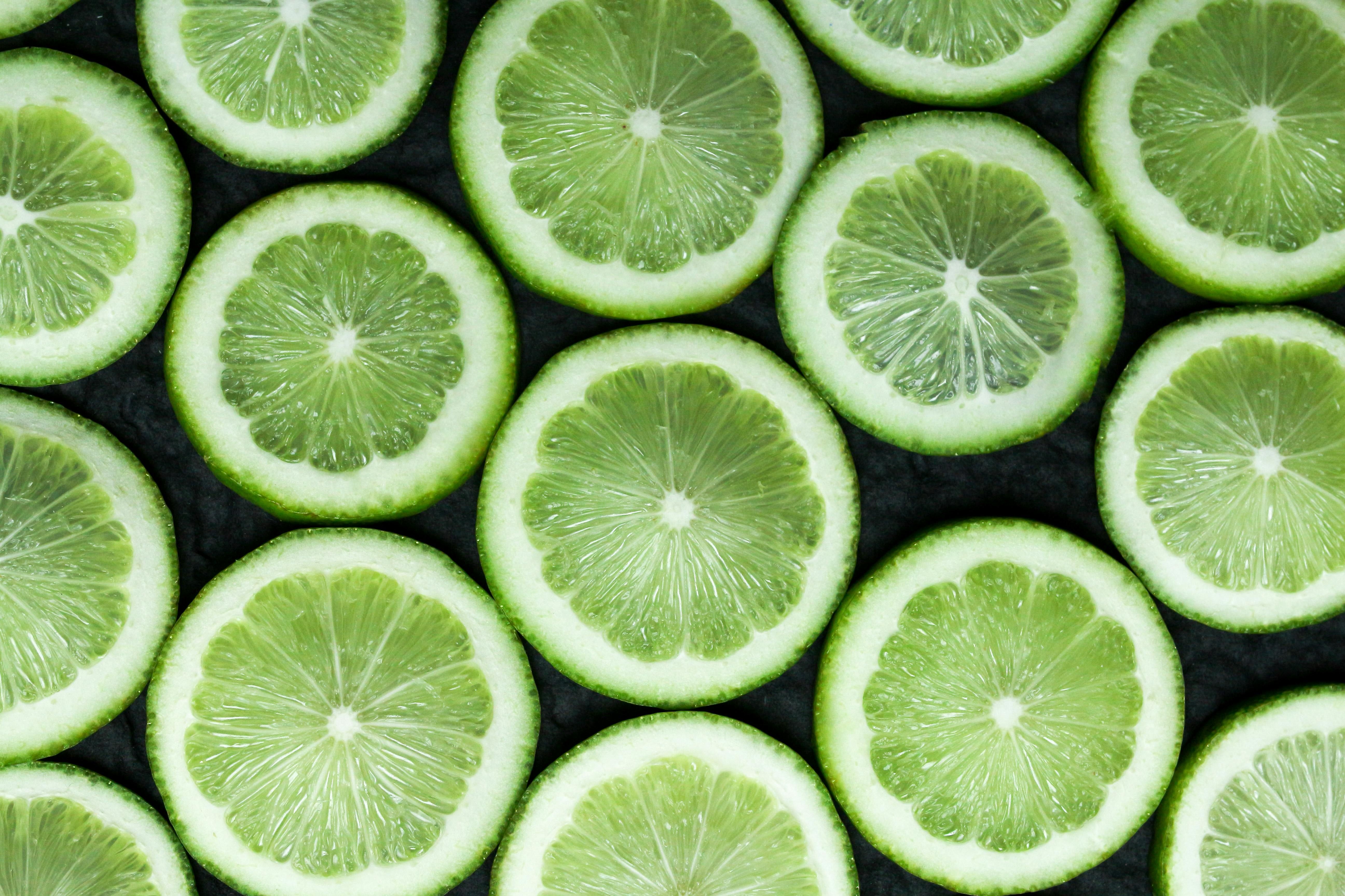 Amplamente utilizado no preparo de bebidas e no tempero de alimentos, o limão é uma importante fonte de vitamina C. | Foto: Ilustrativa/Pexels