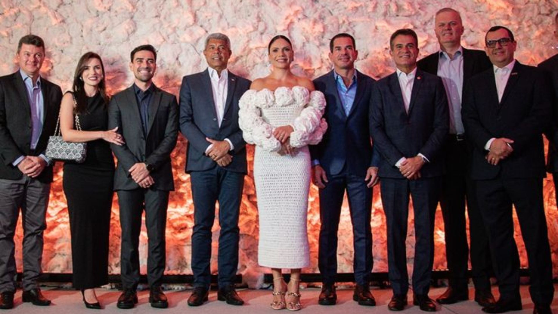 Alessandra Zanotto (ao centro) com vestido do Ateliê Mão de Mãe no jantar de 25 anos da Abapa | Foto: redes sociais