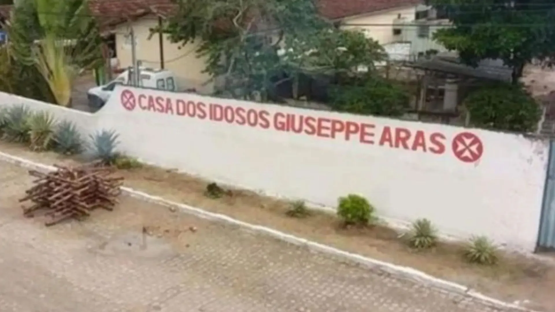 A Polícia Civil descobriu que integrantes de uma facção criminosa utilizavam a Casa dos Idosos Giuseppe Aras, em Itabela, como base de apoio logístico. | Foto: Redes Sociais