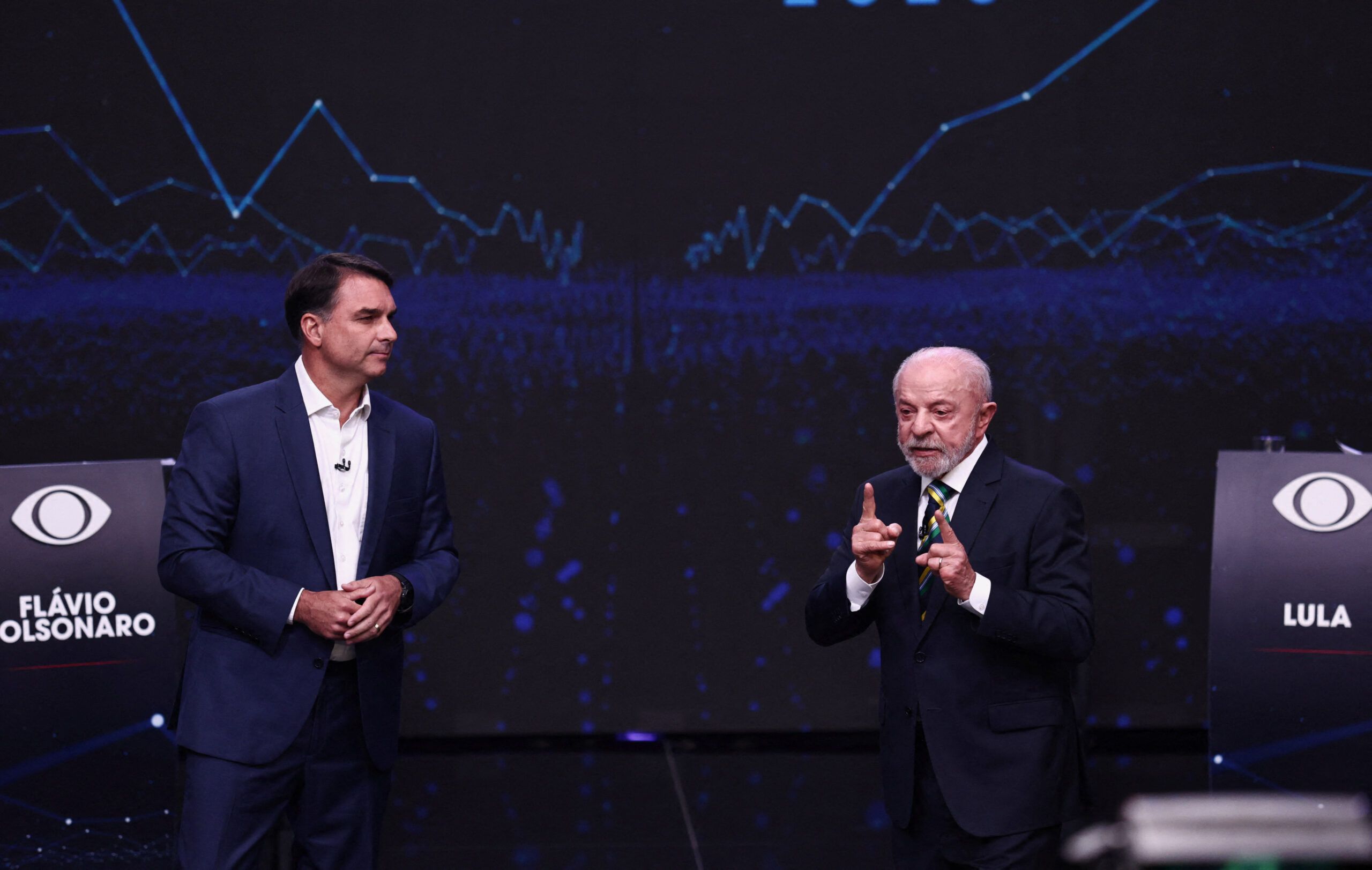 Fl&aacute;vio Bolsonaro terminou o primeiro turno com 47,03% dos votos v&aacute;lidos, enquanto Lula recebeu 45,16%. | Foto: Renato Pizzutto/Band