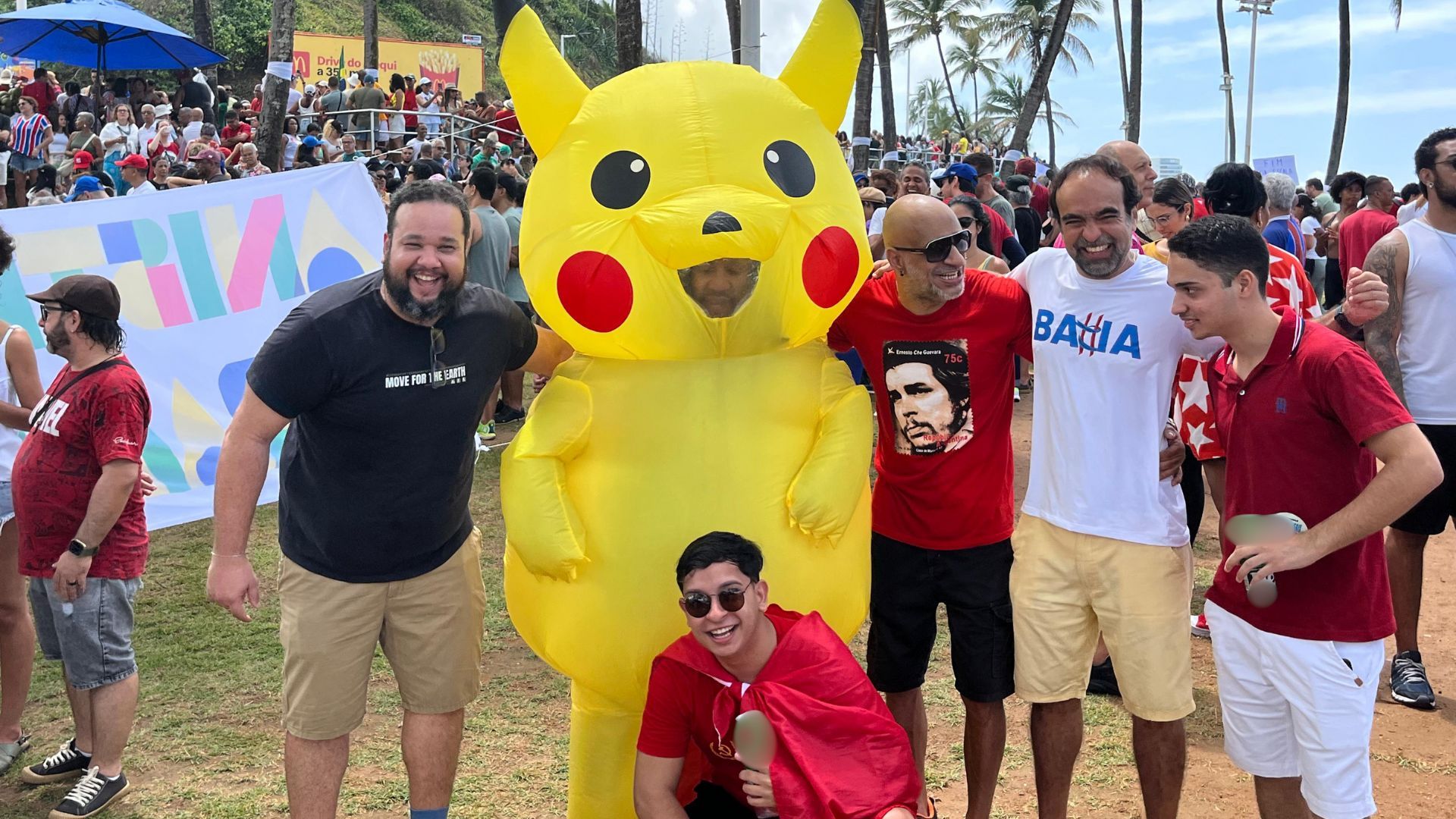 Pikachu capoeirista fez sucesso em ato contra a PEC da Blindagem em Salvador | Foto: Juana Castro/Aratu On