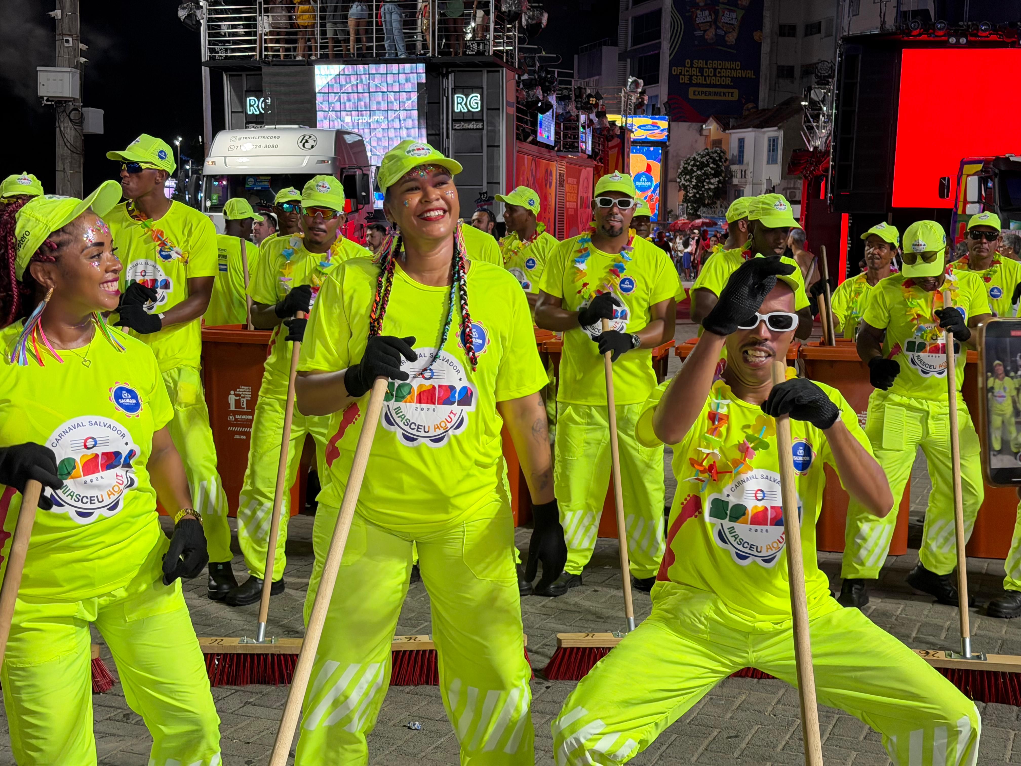 Sobre a colabora&ccedil;&atilde;o dos foli&otilde;es para facilitar o trabalho dos profissionais da limpeza, Eliana reconheceu os desafios. | Foto: Jo&atilde;o Tramm/Aratu On