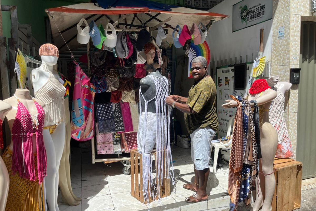 Jailton Souza fazendo macramê no Campo Grande, durante o Carnaval de Salvador: Foto: Matheus Caldas / Aratu On