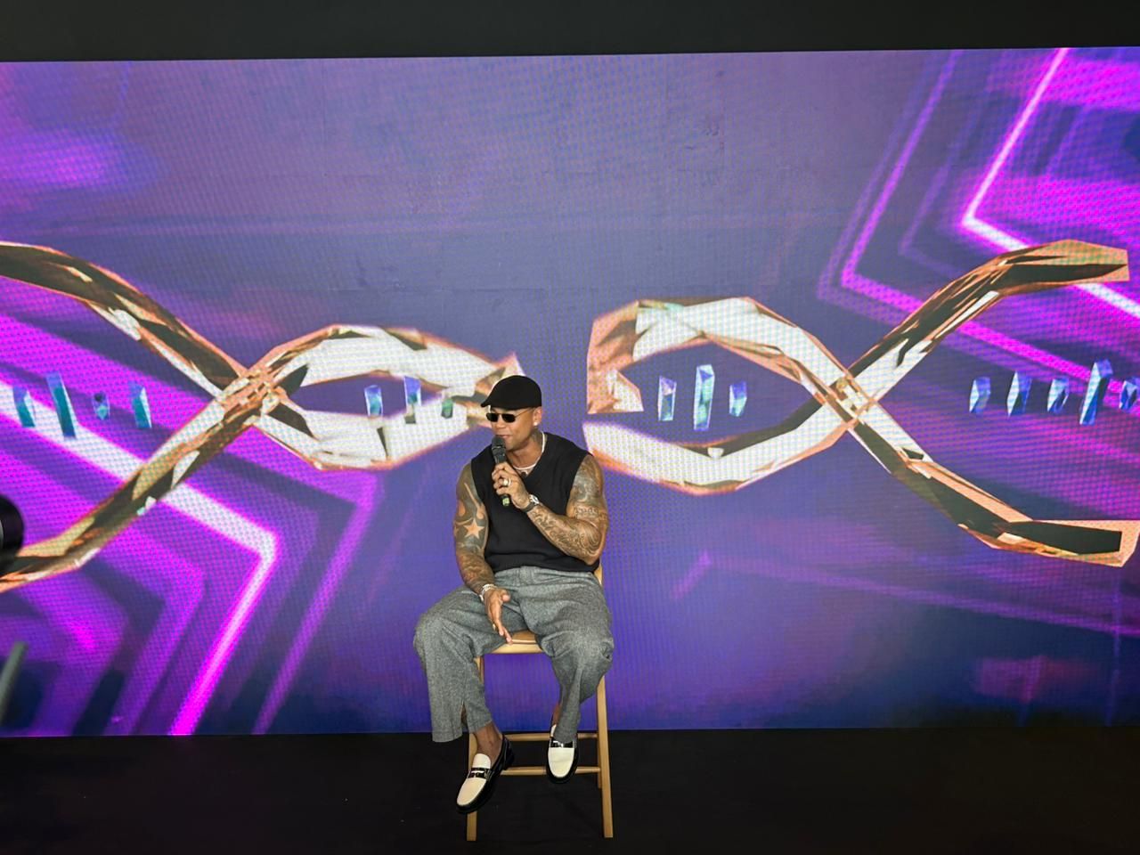 Leo Santana fala à imprensa sobre 20 anos de carreira | Foto: Juana Castro/Aratu On