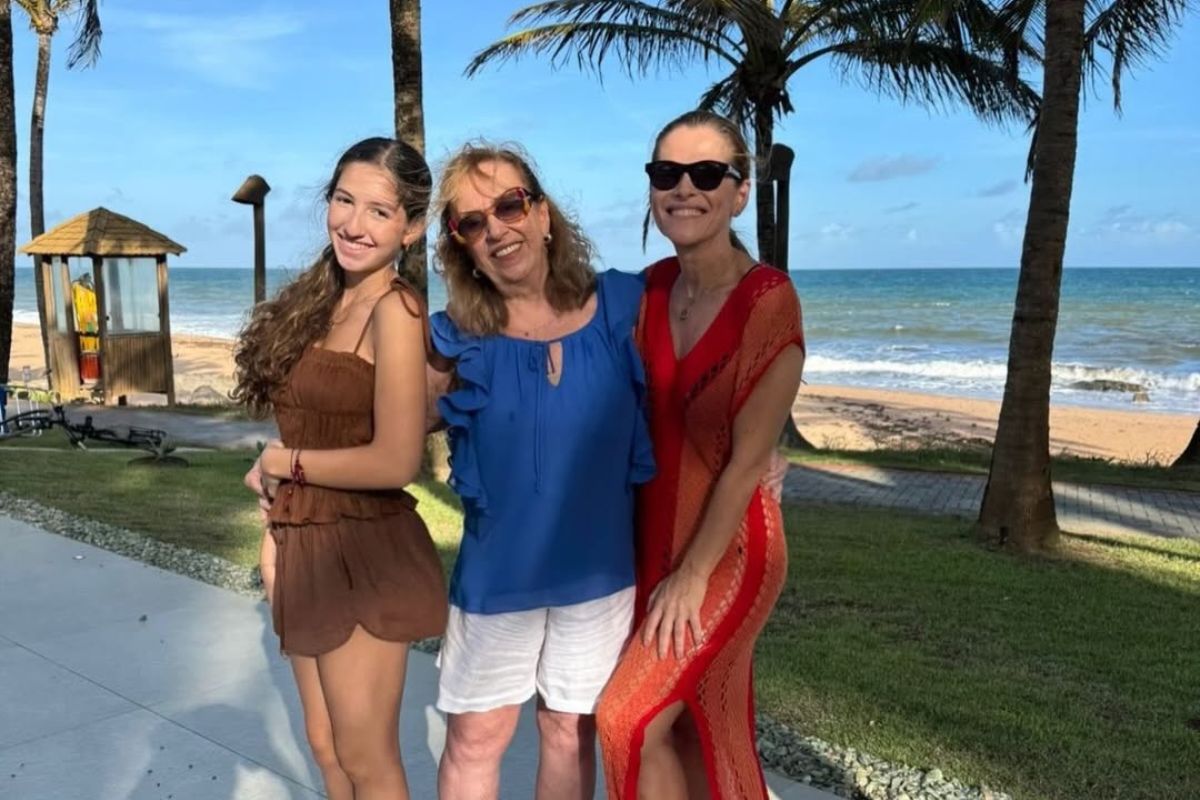 Ingrid Guimarães celebra aniversário da mãe, Sônia Agel, em praia na BahiaFoto: Reprodução / Instagram @ingridguimaraes