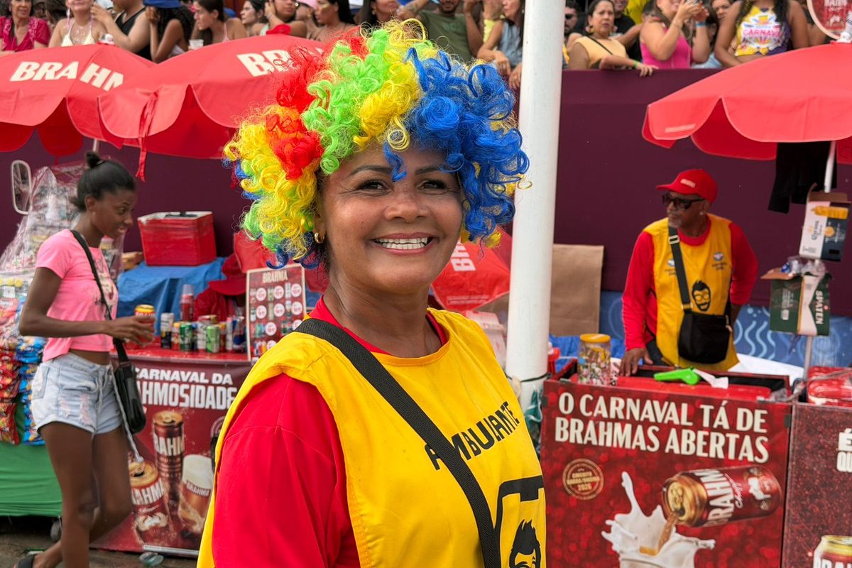 Cristiane Ferreira, vendedora ambulante no Carnaval de Salvador. Foto: Jo&atilde;o Tramm