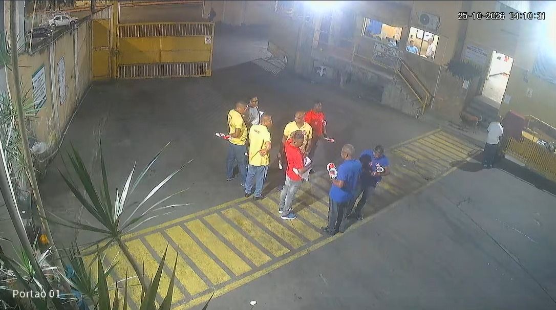 A Prefeitura de Salvador divulgou fotos e v&iacute;deos que, segundo a gest&atilde;o municipal, mostram &ocirc;nibus sendo adesivados com propaganda eleitoral neste domingo (25). | Foto: Secom PMS