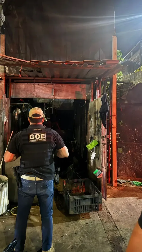 O estabelecimento &eacute; suspeito de receptar materiais de origem il&iacute;cita. | Foto: GCM