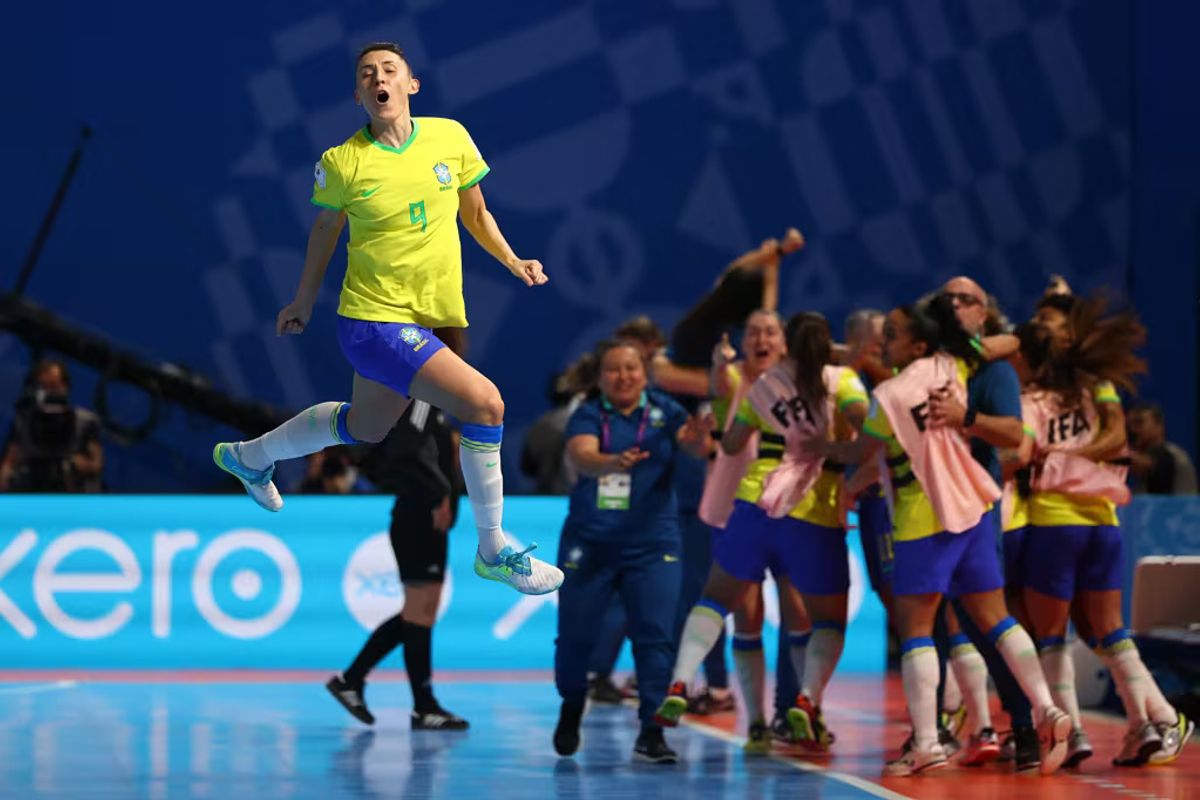 Seleção brasileira comemora título inédito na Copa do Mundo De Futsal Feminino. Foto: Divulgação / FIFA
